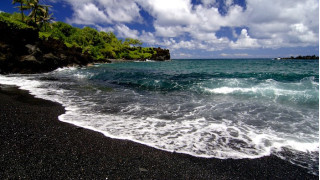Bãi biển Punalu'u, trên đất liền Hawaii, nước Mỹ được biết đến với bãi cát ĐEN nóng rực 